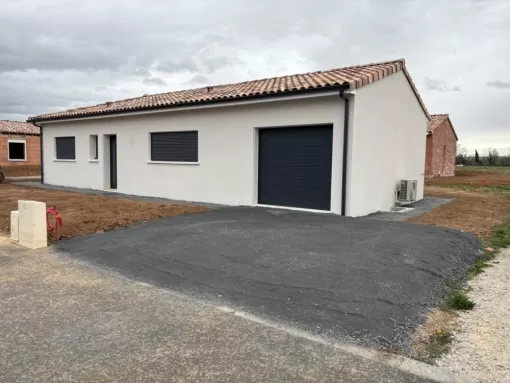 Fin de chantier à Lagrave : Régalage de terres, chemin périphérique et parking voiture, Albi, Martins Terrassement