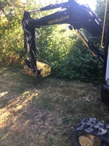 Broyage et débroussaillage avec épareuse sur pelle à Albi, Albi, Martins Terrassement