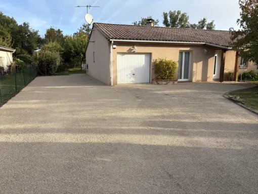 Réalisation d’un parking privé en bi-couche ocre à Gaillac, Albi, Martins Terrassement
