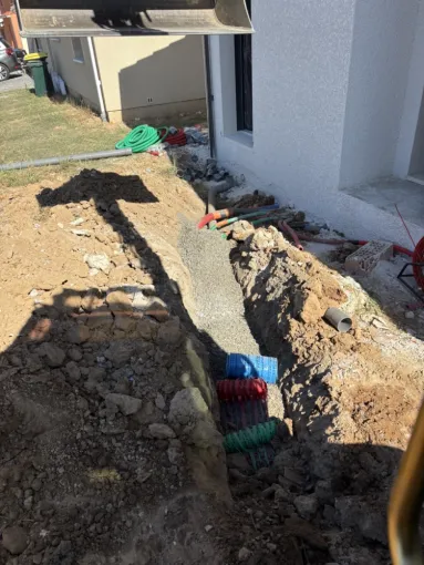 Tranchée pour alimentation enterrée électrique, Telecom et eau à Albi, Albi, Martins Terrassement