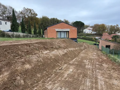 Aménagement extérieur à Arthès : création d’une rampe d’accès et taille de talus, Albi, Martins Terrassement