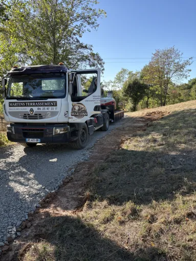 Chemin d’accès provisoire pour chantier à Réalmont : préparation et empierrement du terrain, Albi, Martins Terrassement