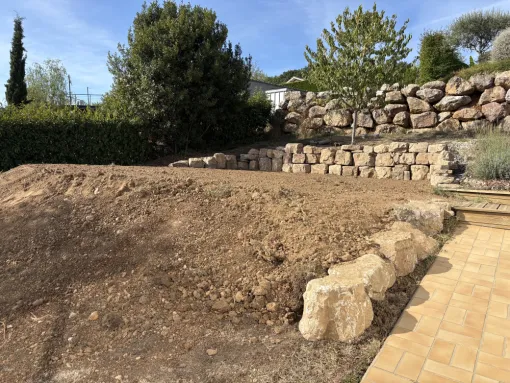 Mur de soutènement en blocs d’enrochement à Puygouzon : stabiliser et aménager un terrain en pente, Albi, Martins Terrassement