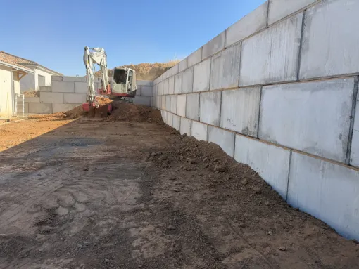  Mur de soutènement en blocs Lego béton à Saliès : une solution robuste pour retenir les terres, Albi, Martins Terrassement