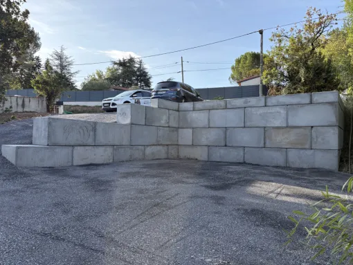 Mur de soutènement en blocs béton type Lego à Albi : une solution robuste pour retenir les terres, Albi, Martins Terrassement